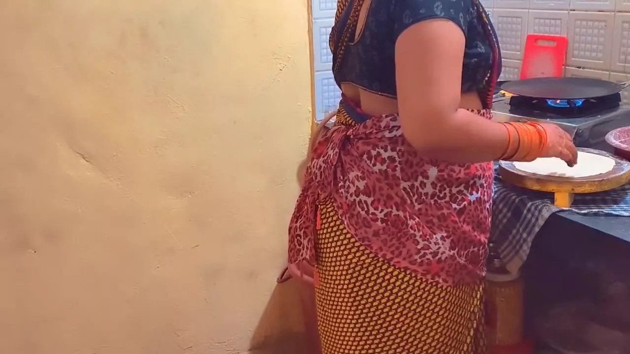 Bhabhi Khana Paka Raha tha Ushe Zabardasti karke Chud Diya