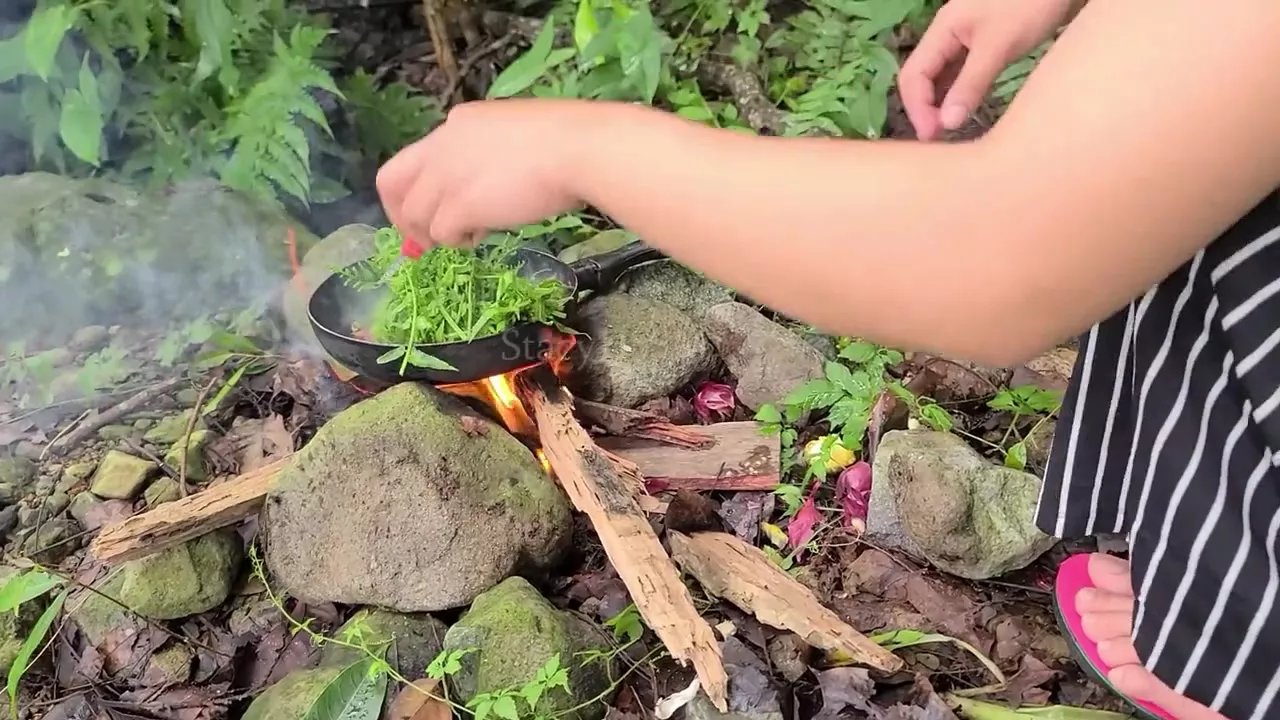 Pinay Cooking Wild Ferns and Sex in the Riverside - Viral Single Mom Outdoor